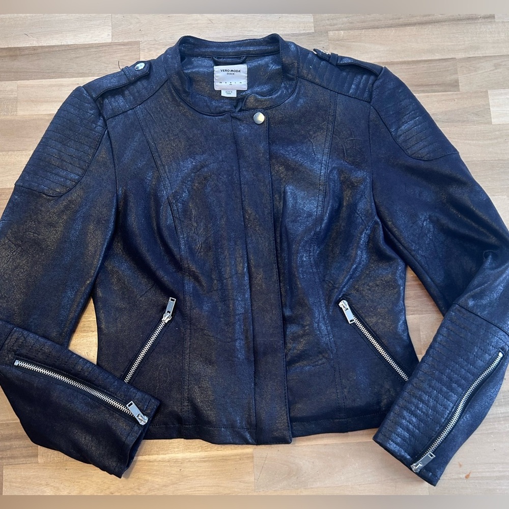 Veste moto faux cuir noir effet métallisé – style edgy chic